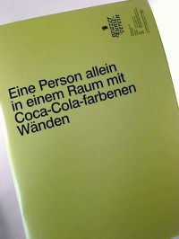 Eine+Person+allein+in+einem+Raum+mit+Coca-Cola-farbenen+W%C3%A4nden.